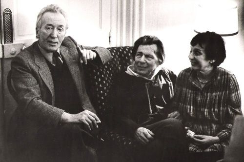 De gauche à droite, Claude Roy avec Vladimir et Ida Pozner, rue Mazarine (Paris).